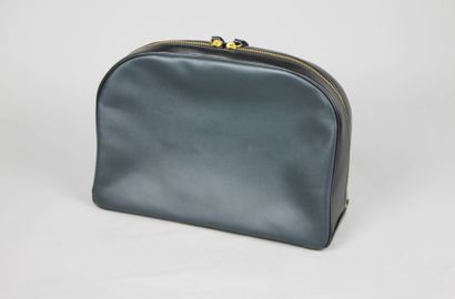 GUERLAIN, 1993 Grande TROUSSE en cuir bleu marine. Fermeture éclair. Intérieur en...