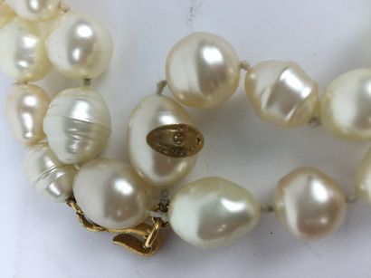 CHANEL CHANEL Long SAUTOIR en grosses perles d'imitation. 120 cm. Bon état.