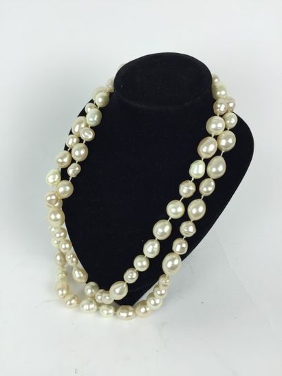 CHANEL CHANEL Long SAUTOIR en grosses perles d'imitation. 120 cm. Bon état.