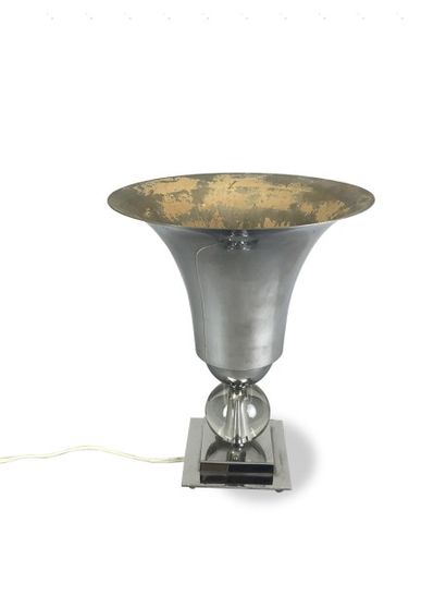 G. HUMBERT (XXe) Lampe cornet. La base et le réflecteur en métal chromé, la sphère...