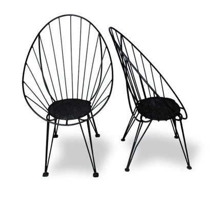 ANNEES 1950 Paire de fauteuils de jardin d’hiver en métal laqué noir. Les dossiers,...