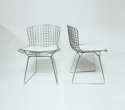 HARRY BERTOÏA (1915-1948) « Wire » le modèle créé en 1952. Suite de quatre chaises...
