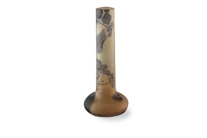 ÉTABLISSEMENTS GALLÉ (1804-1936) « Hortensias » Vase oignon, la panse toupie, le...