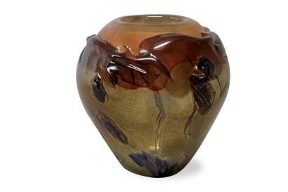 PATRICK LEPAGE (1949-2015) Vase en verre soufflé à fond orangé et mordoré. Signé...