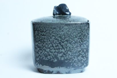 CLAIRE DEBRIL (Née en 1927) Pot couvert en céramique émaillée noire mouchetée, la...