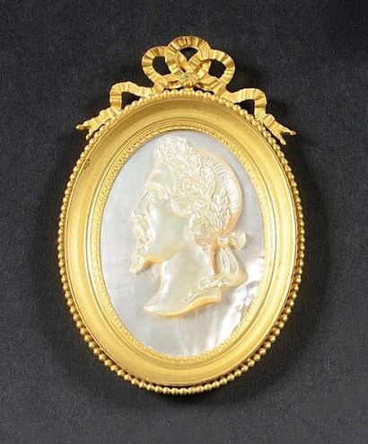 null «L'Empereur Napoléon III».
Belle miniature ovale en nacre sculptée en demi ronde...