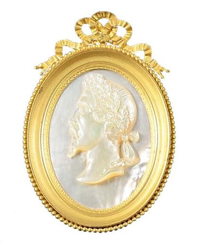 null «L'Empereur Napoléon III».
Belle miniature ovale en nacre sculptée en demi ronde...
