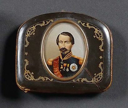 null «L'Empereur Napoléon III» en buste de face.
Deux porte-monnaie en corne et cuir,...
