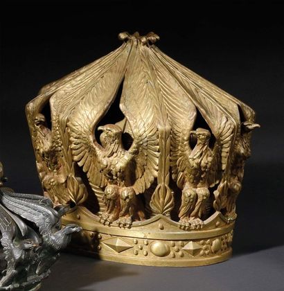 null Couronne impériale à l'aigle en bronze, peinte à l'or provenant des grilles...