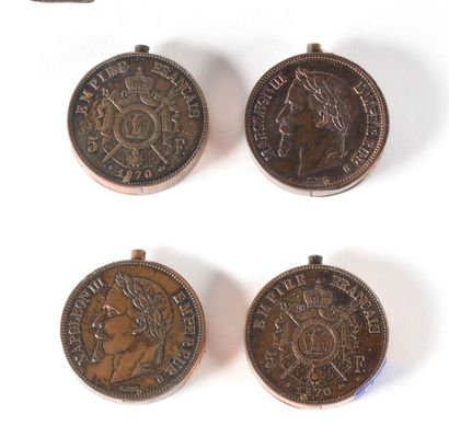 null Quatre briquets au modèle de pièces de 5 francs au profil de l'Empereur Napoléon...