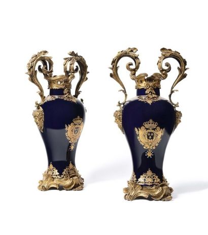 null Paire de grands vases décoratifs bleu de roi, à décor or aux Grandes Armes Royales...