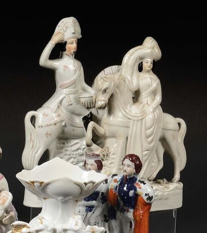 STAFFORDSHIRE «Louis Napoléon - Empress of France».
Deux sujets à cheval en porcelaine...