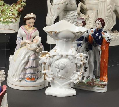 null Deux sujets en porcelaine polychrome:
a) «L'Empereur Napoléon III et l'Impératrice...