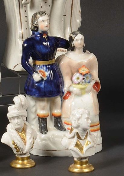 STAFFORDSHIRE Deux sujets en porcelaine anglaise polychrome.
«L'empereur Napoléon...