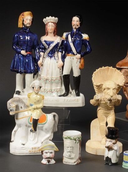 STAFFORDSHIRE Deux sujets en porcelaine anglaise polychrome.
«L'empereur Napoléon...