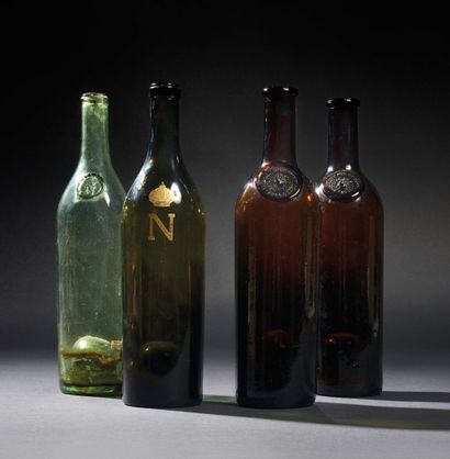 null Trois bouteilles:
- deux marquée «Médaille d'or J.P. Guinouard
Cognac Napoléon...