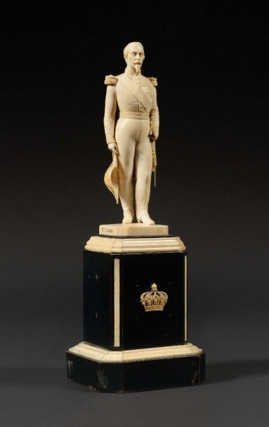 null «L'Empereur Napoléon III» en pied.
Statuette en ivoire finement sculptée signée...