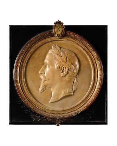 null «L'Empereur Napoléon III».
Portrait de profil à l'antique. Médaillon en plâtre...