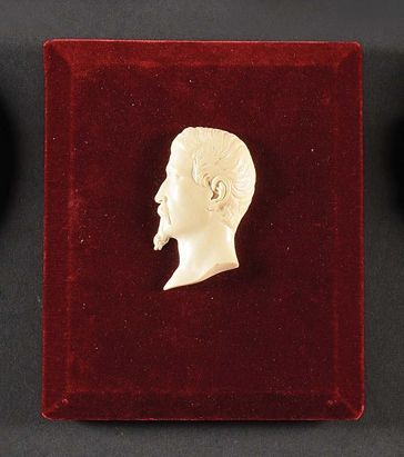 null «L'Empereur Napoléon III».
Portrait de profil en ivoire sur fond de velours...
