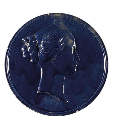 PEYRE, d'après «L'Impératrice Eugénie» Médaillon rond en plâtre émaillé bleu avec...