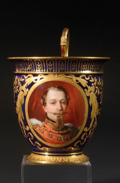 PARIS Une tasse à fond bleu lapis avec le portrait de l'Empereur Napoléon III. Il...