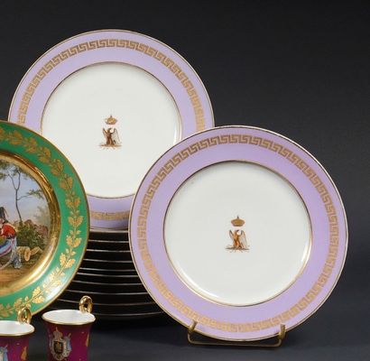 PARIS Douze assiettes en porcelaine décorées au centre d'un aigle déployé posé sur...