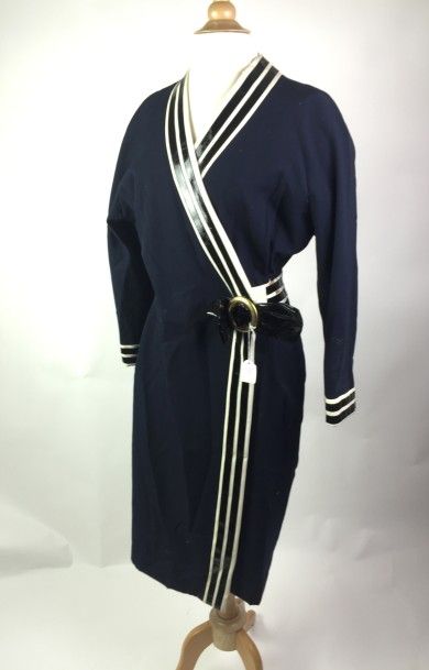 PIERRE BALMAIN PARIS MANTEAU façon kimono en laine et coton bleu. Agréménté d'une...