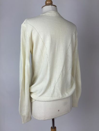 COURREGES Paris, circa 1975 PULL en laine écru. Env. T. 36. Bon état général (plusieurs...