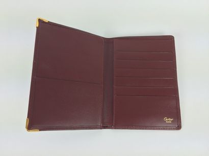 CARTIER PORTEFEUILLE en cuir cerise. Etat neuf. Avec son coffret d'origine. 15 x...