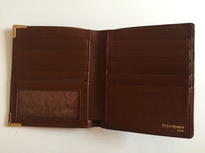 Yves Saint LAURENT PORTEFEUILLE en cuir cognac. Très bon état. 13 x 11 cm (fermé)...