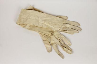 ANONYME, circa 1900 Paire de GANTS du SOIR en cuir beige.