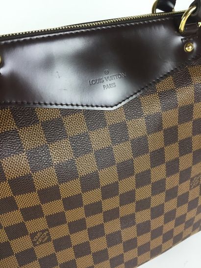 LOUIS VUITTON SAC "Westminster" en toile damier et cuir marron. Deux anses en cuir....