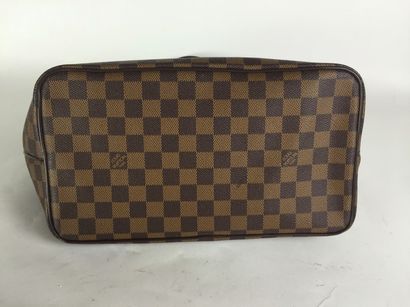 LOUIS VUITTON SAC "Westminster" en toile damier et cuir marron. Deux anses en cuir....