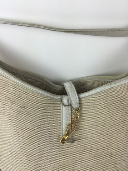 HERMES Paris SAC "Trim" en toile "H" et cuir blanc. Porté épaule, anse en cuir (en...