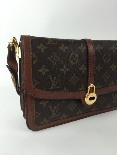 LOUIS VUITTON SAC à MAIN modèle "Passy" en toile Monogram et cuir marron. Porté main...