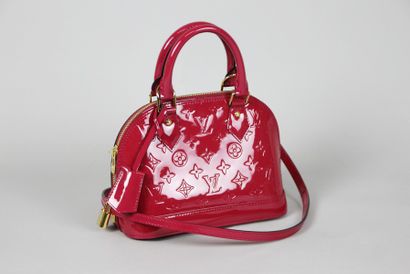 LOUIS VUITTON SAC mini « Alma » 24 cm en cuir verni framboise. Garniture en métal...