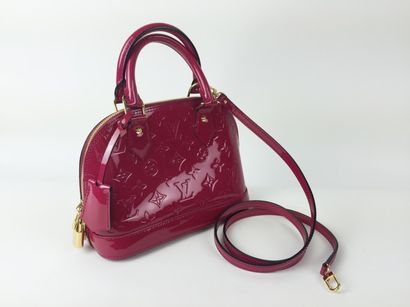 LOUIS VUITTON SAC mini « Alma » 24 cm en cuir verni framboise. Garniture en métal...