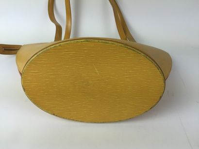 LOUIS VUITTON SAC à main « Saint Jacques » en cuir épi couleur moutarde, numéroté...