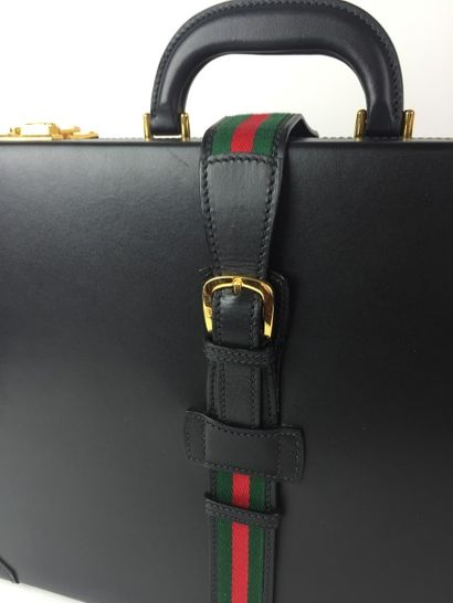 GUCCI ATTACHE-CASE rigide en cuir noir. Agrementé d'une ceinture en toile Gucci vert...