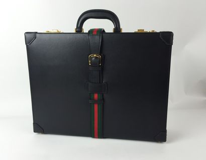 GUCCI ATTACHE-CASE rigide en cuir noir. Agrementé d'une ceinture en toile Gucci vert...