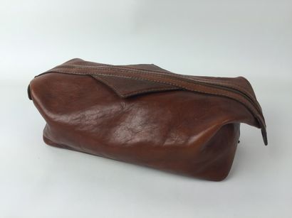 LORENZO TROUSSE de voyage en cuir cognac. Fermeture éclair, intérieur en cuir beige....