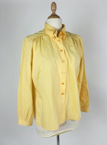 COURREGES Paris, KENZO CHEMISE en coton jaune. T. C. (Env. T. 38). Bon état. Nous...