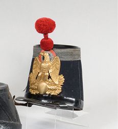 null Shako d’officier d’infanterie, modèle 1856 Fût en carton recouvert de drap vert....