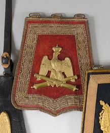 null Sabretache d’officier d’artillerie à cheval recouverte de drap écarlate. Pattelette...