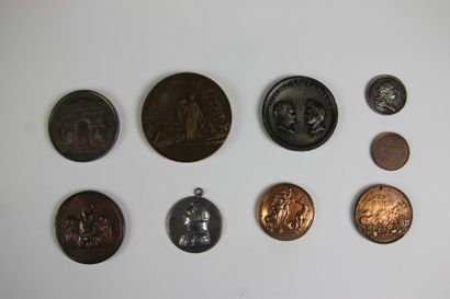 null Neuf médailles dont une au profil du roi Louis XV (retirage), une en cuivre...