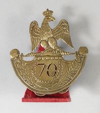 null Plaque de shako du 70ème de ligne type 1812. En laiton estampé à l’aigle impérial...