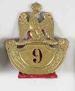 null trois cuivreries : a) Plaque de shako du type 1810, du 14ème de ligne. En laiton....