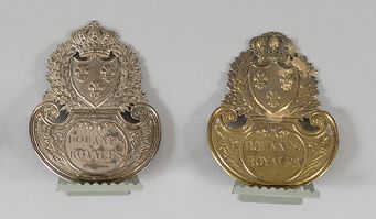 null deux plaques de shako des Douanes Royales modèle 1821: a) en cuivre argenté...