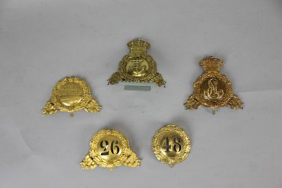 null deux plaques de shako : a) D’officier, modèle 1848 du 26ème régiment d’infanterie...