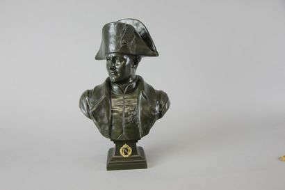 null cole française du XXème siècle «L’Empereur Napoléon Ier en buste portant ses...
